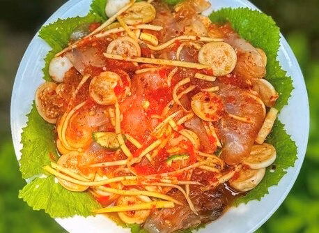 Sứa ngâm mắm nhĩ cà pháo là món ăn lạ miệng, kích thích vị giác với quy trình chế biến đơn giản nhưng đòi hỏi sự tinh tế trong khâu sơ chế.