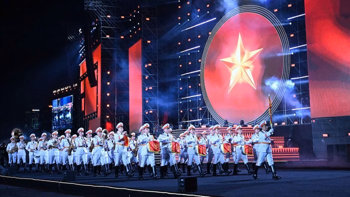 Đoàn quân nhạc diễu hành đầy uy nghiêm, mở ra không gian hào hùng của chương trình "Tự hào là người Việt Nam 2026". Ảnh: HÀ VƯƠNG