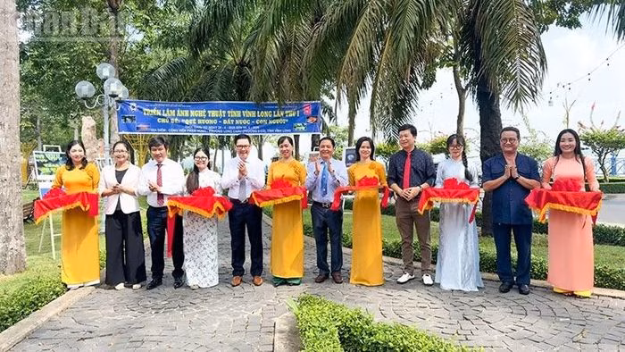 Các đại biểu trang trọng thực hiện nghi thức cắt băng khai mạc triển lãm.
