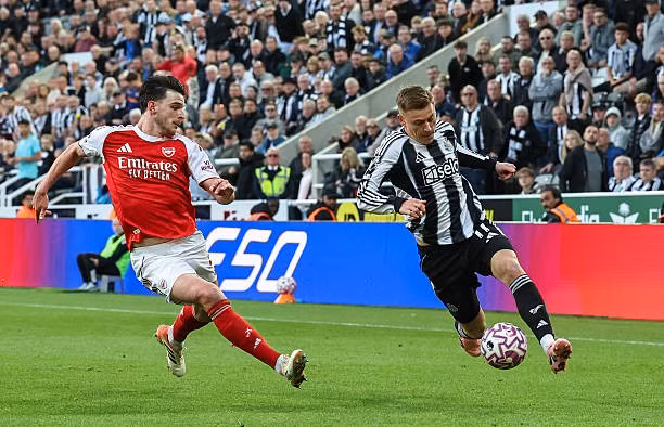 Arsenal quyết tâm vượt qua Newcastle để đòi lại ngôi đầu bảng.