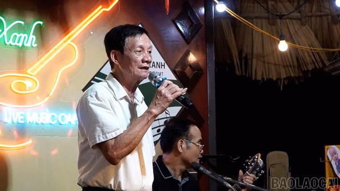 Dù đã ngoài 70 tuổi, ông Trần Duy Tâm vẫn duy trì ngọn lửa đam mê, là tấm gương về tinh thần sống tích cực tại câu lạc bộ.