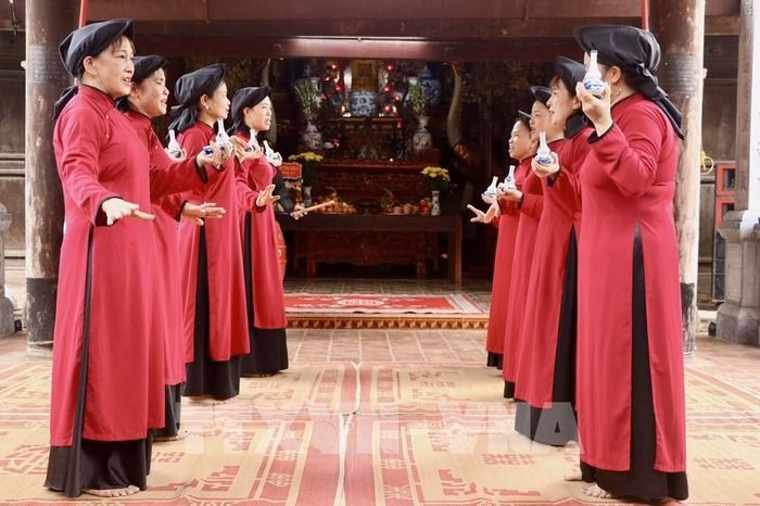 Tái hiện điệu "Hát mời rượu" - một trong những làn điệu đặc sắc nhất của chặng Hát Hội, thể hiện sự hiếu khách và gắn kết cộng đồng.