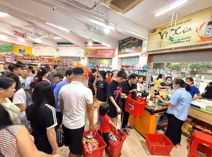 Nhu cầu mua sắm tăng cao, thị trường bán lẻ sôi động phục vụ các hoạt động dịp lễ.