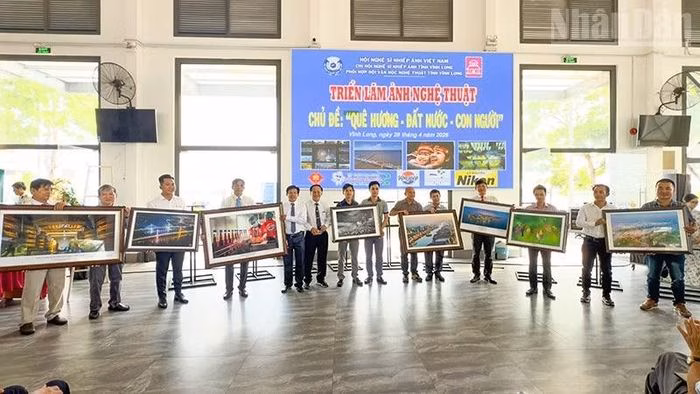 Hoạt động trao tặng tác phẩm nhằm gây quỹ phát triển hoạt động nghệ thuật tại địa phương.