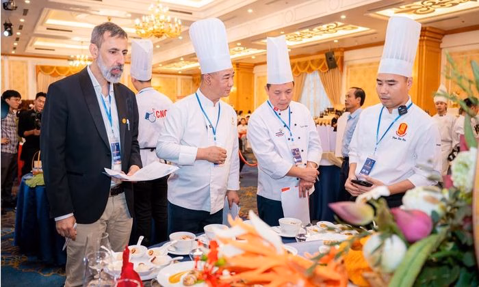 Ban Giám khảo lắng nghe thuyết trình về triết lý sáng tạo đằng sau các món ăn dự thi.