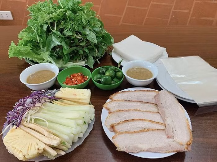 Bánh tráng cuốn thịt heo - sự kết hợp hoàn hảo giữa rau tươi, thịt mềm và mắm nêm đậm vị.