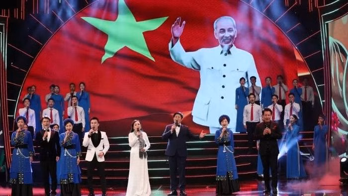 Hình ảnh các tiết mục nghệ thuật ca ngợi Bác Hồ luôn mang lại cảm xúc thiêng liêng và tự hào cho khán giả.