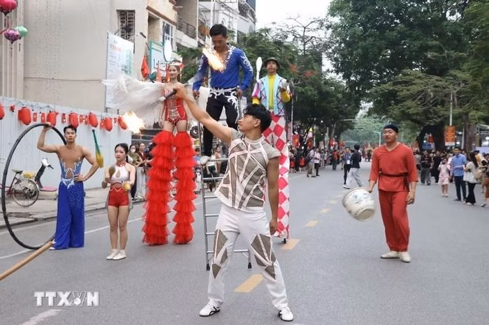 Những bước chân đầy tự hào của các diễn viên trong đoàn diễu hành tôn vinh văn hóa. (Ảnh: Mạnh Minh/TTXVN)