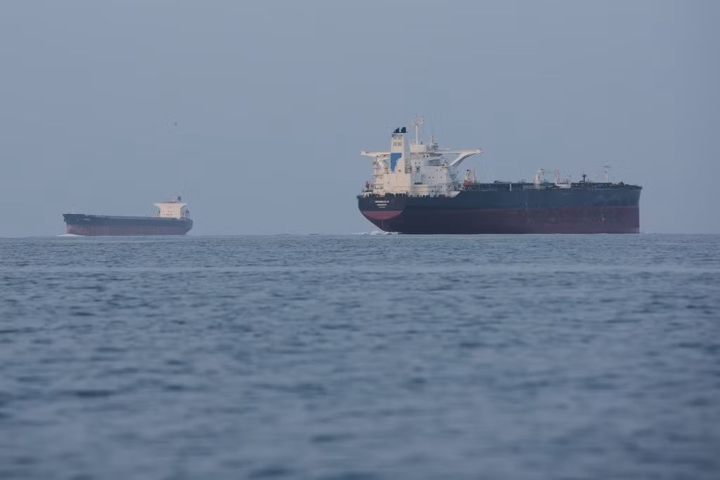 Các tàu chở dầu neo ở ngoài khơi đảo Qeshm của Iran, ngày 18/4. (Ảnh: AP)