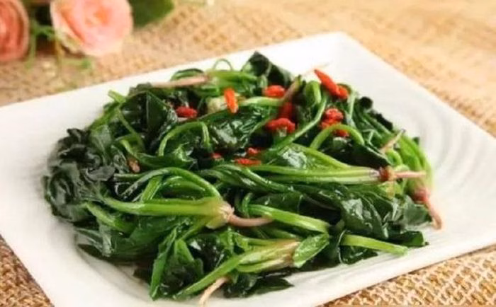 Lựa chọn cải bó xôi lá nhọn và chần sơ là bí quyết cho món xào giòn ngon.