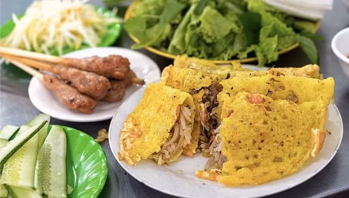 Bánh xèo và nem lụi - bộ đôi dân dã nhưng đầy sức hút với mọi du khách.