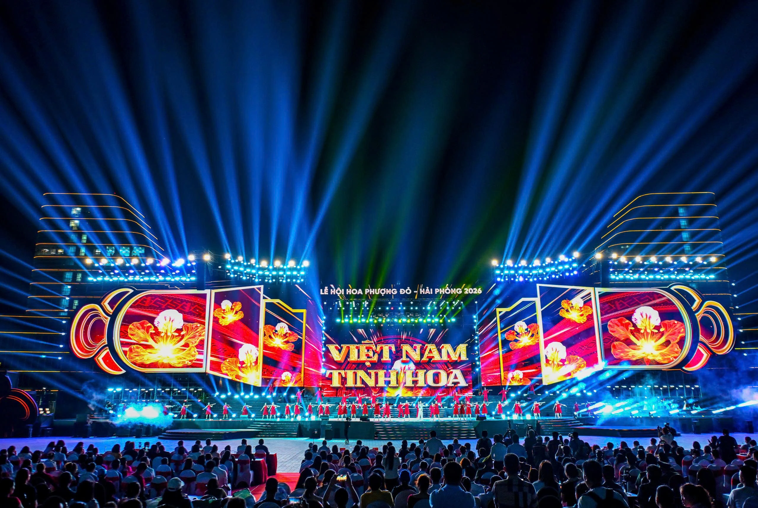 Không khí khẩn trương trong buổi tổng duyệt chương trình nghệ thuật Lễ hội Hoa Phượng Đỏ 2026 (Ảnh: Đ.X.).
