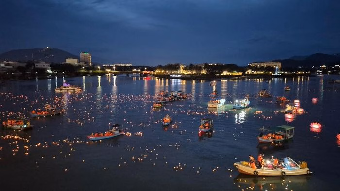 Mỗi ngọn đèn là một lời cầu chúc an lạc, may mắn cho gia đình và người thân.