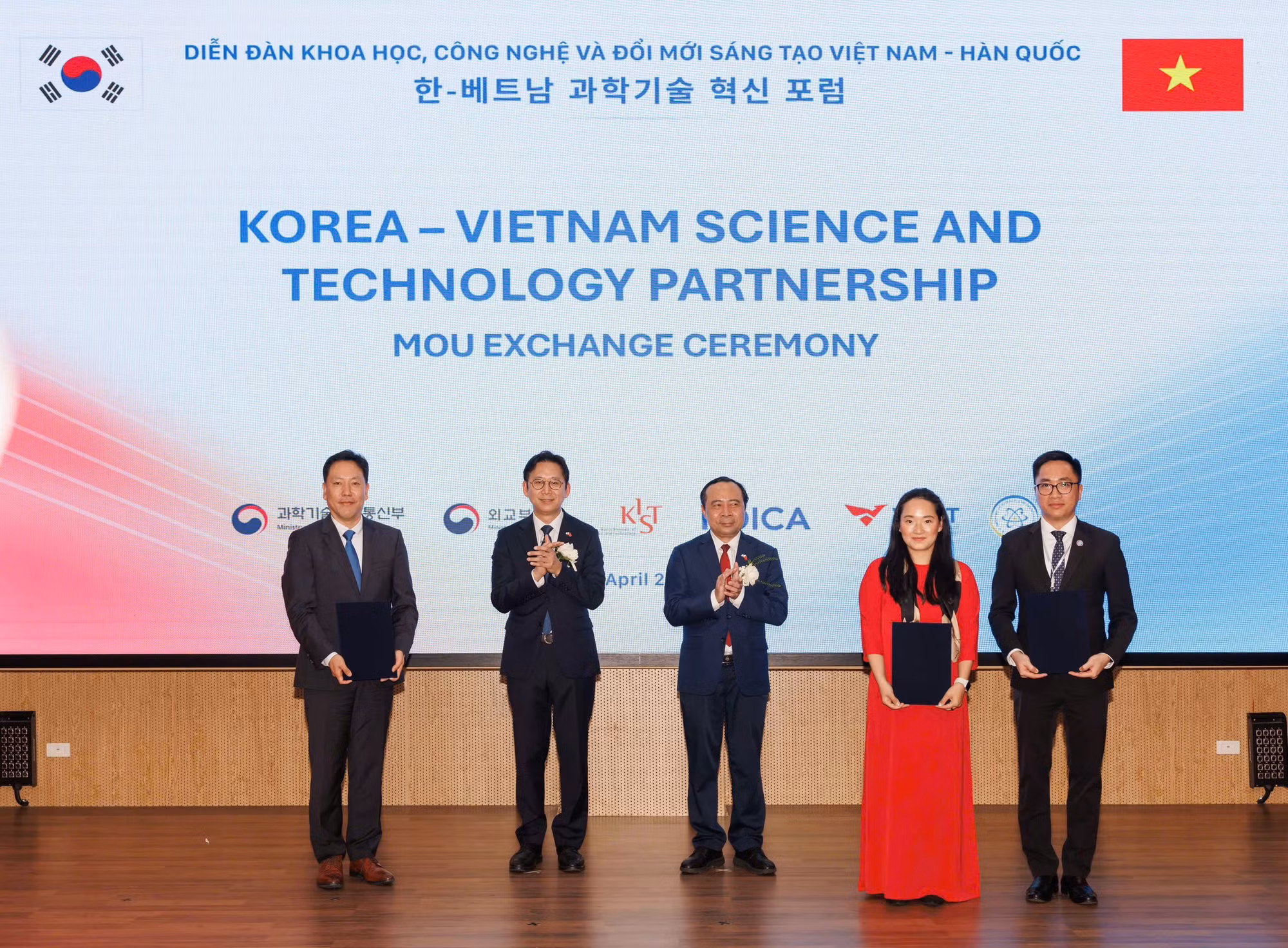 Ông Tô Bá Lâm – Hiệu trưởng Trường Đại học Quang Trung (phải), Ông Sam Yoosuk Kim – CEO Quandela Korea (trái) và Bà Rossy Nhung Nguyễn – CEO Quanova cùng ký kết hợp tác.