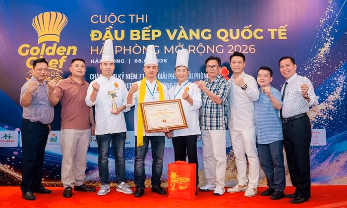Đại diện Hiệp hội Du lịch Bắc Ninh chúc mừng các đầu bếp đã xuất sắc chinh phục Ban giám khảo.