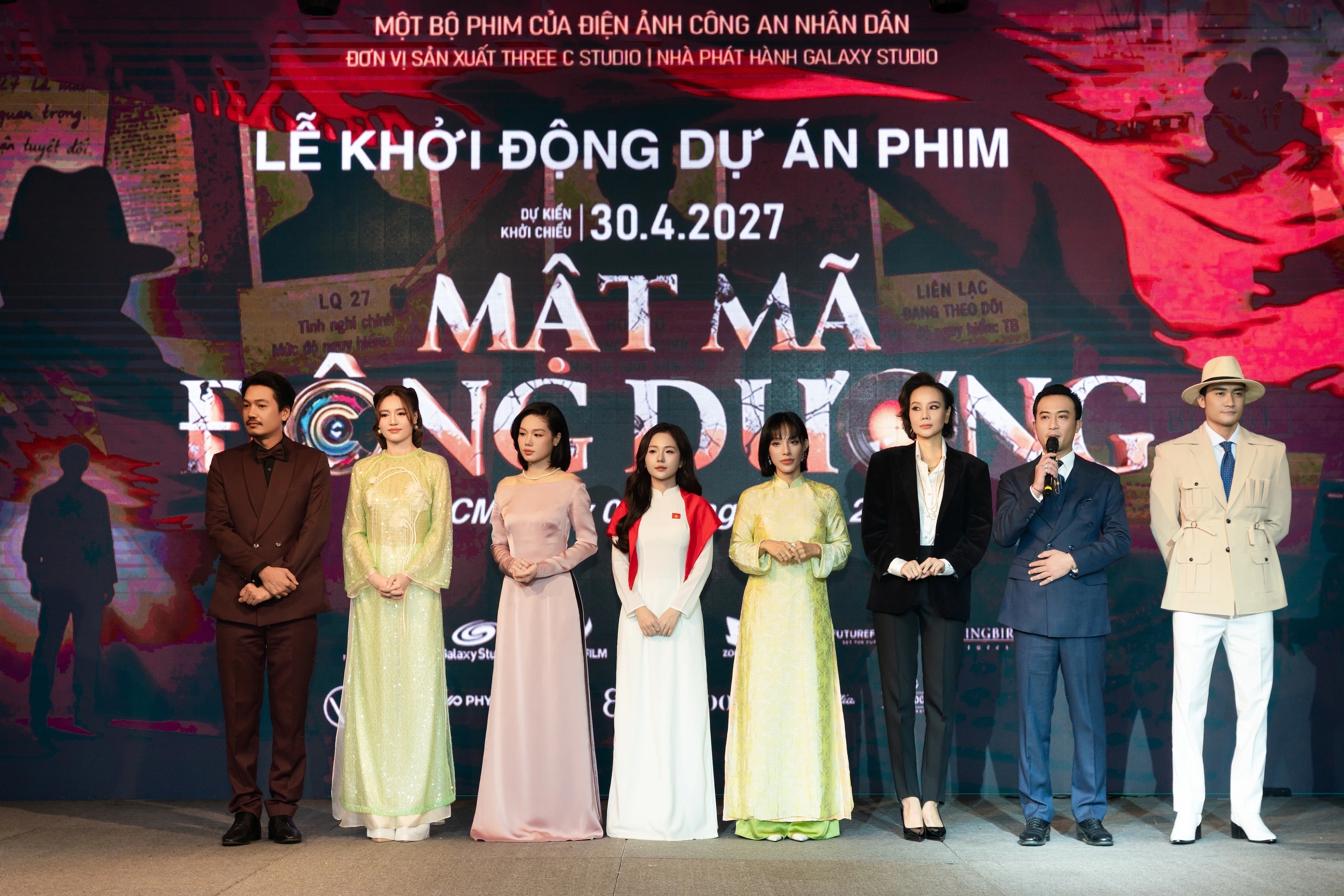 Dàn diễn viên chính của Mật mã Đông Dương trong buổi ra mắt tại TPHCM (Ảnh: Ban tổ chức).