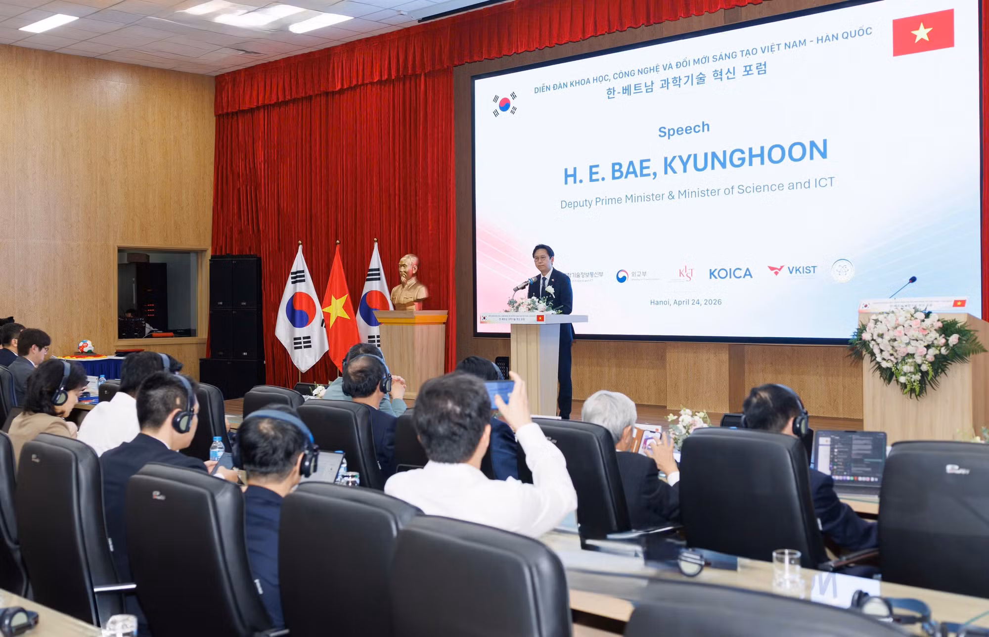 Toàn cảnh Diễn đàn Khoa học Công nghệ và Đổi mới sáng tạo Việt Nam – Hàn Quốc.