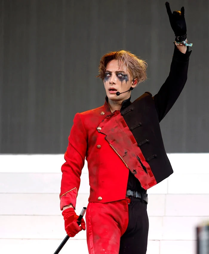 Phong cách trang điểm đậm chất kịch nghệ giúp Jackson thoát khỏi hình ảnh thần tượng K-pop truyền thống.