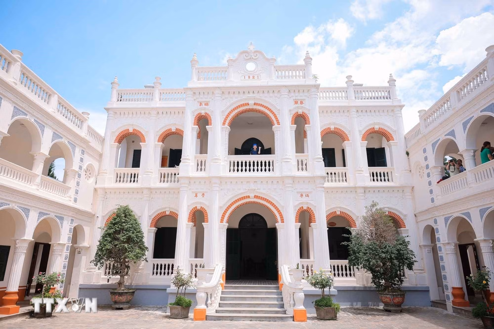 Dinh thự Hoàng A Tưởng là điểm đến không thể bỏ qua trong hành trình khám phá cao nguyên trắng Bắc Hà. (Ảnh: Hoàng Hiếu/TTXVN)