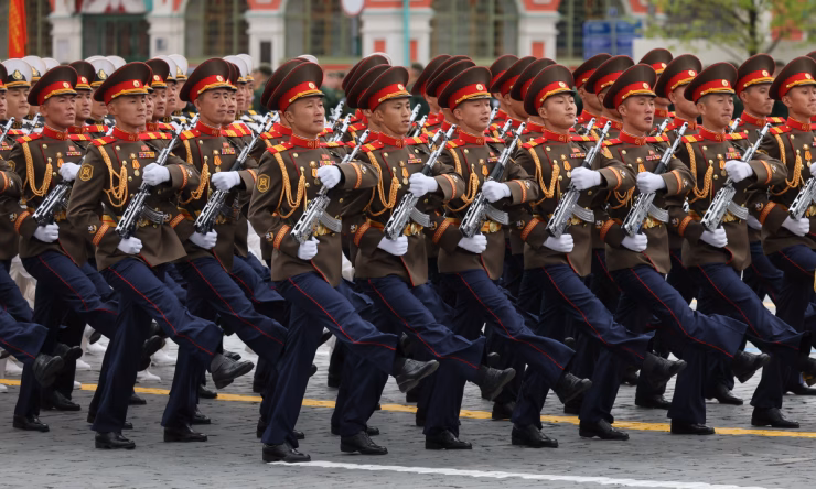 Quân nhân Triều Tiên trong trang phục chỉnh tề, tạo nên điểm nhấn đặc biệt cho buổi lễ.