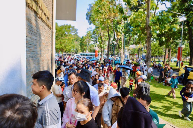 Du khách kiên nhẫn xếp hàng chờ mua vé tham quan Dinh Độc Lập ngay từ sáng sớm ngày 30/4.