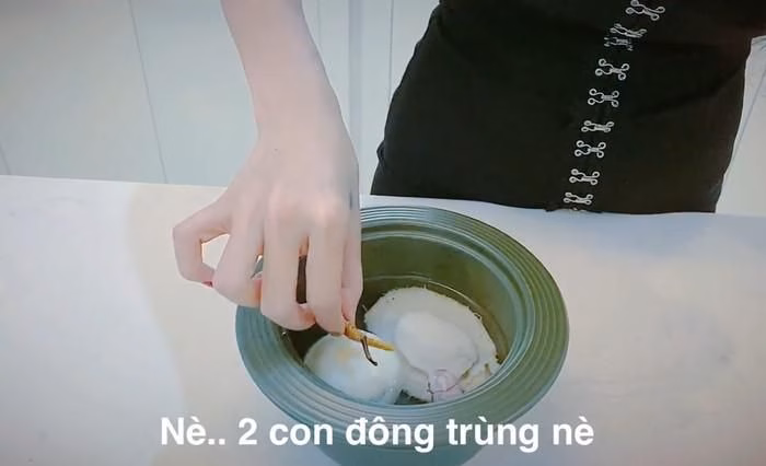 Đông trùng hạ thảo là nguyên liệu đắt đỏ, góp phần tạo nên giá trị dinh dưỡng vượt trội cho món ăn.