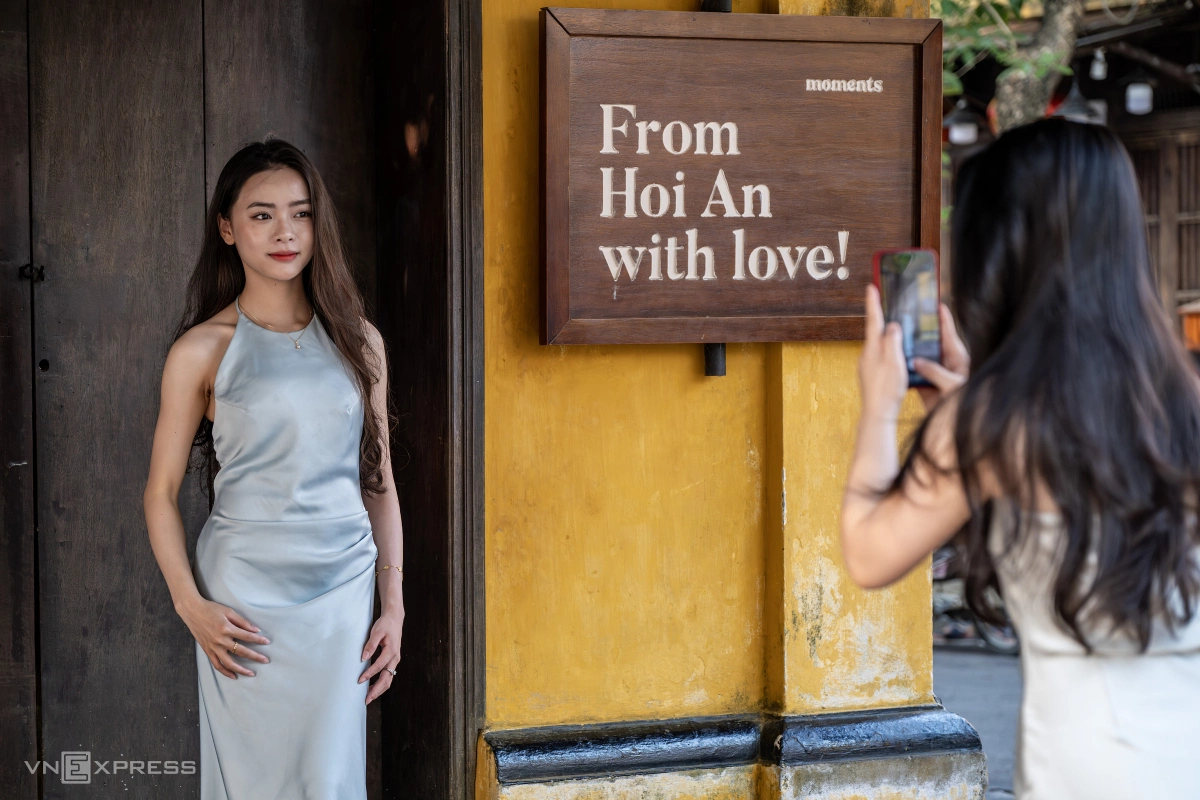 Sáng sớm là thời điểm "vàng" để sở hữu những bức ảnh nghệ thuật mà không phải chen lấn.