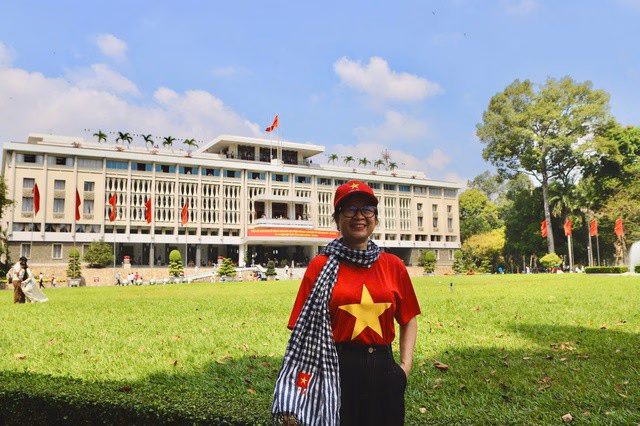 Nhiều gia đình từ các tỉnh lân cận không ngại đường xa và thời tiết để đến check-in tại Dinh Độc Lập.
