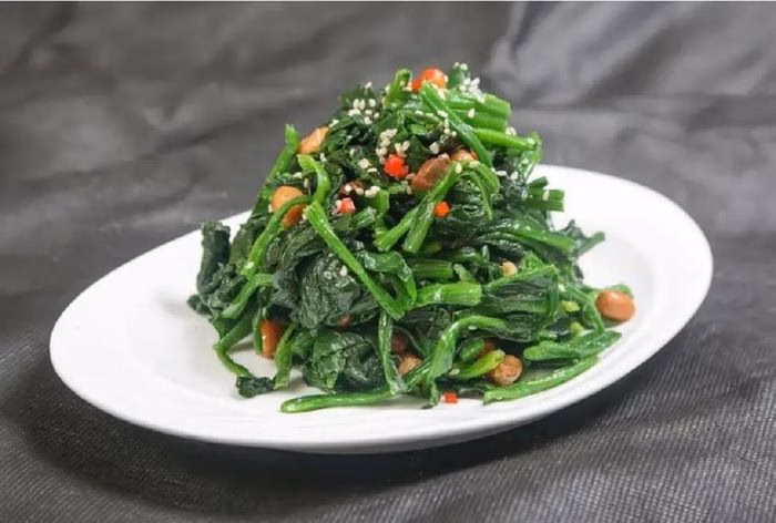 Bổ sung cải bó xôi vào thực đơn hàng ngày giúp tăng cường sức đề kháng và bảo vệ tim mạch.