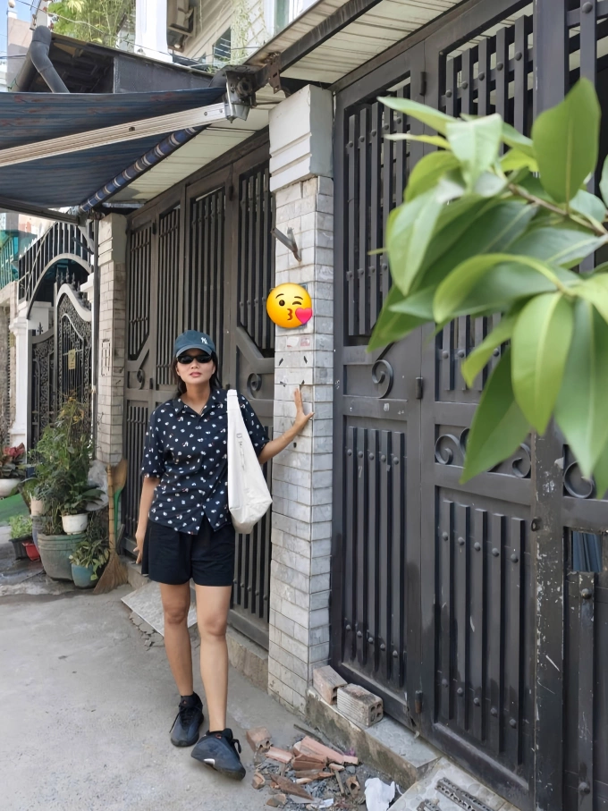 H'Hen Niê rạng rỡ bên căn nhà phố mới tậu tại TP.HCM.