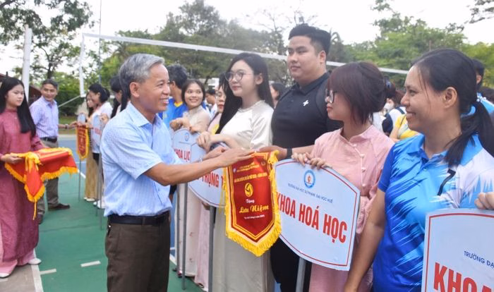 Trao cờ lưu niệm cho các đội bóng tham gia giải đấu, thể hiện tinh thần thể thao và sự gắn kết giữa các đơn vị.