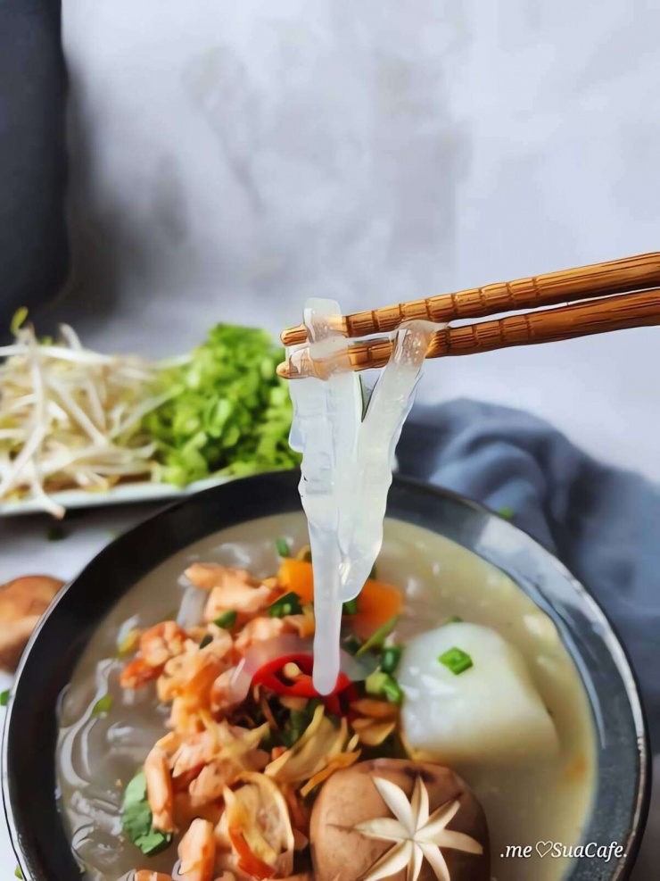 Sợi bánh canh bột lọc khi chín sẽ có màu trong vắt và độ dai nhẹ