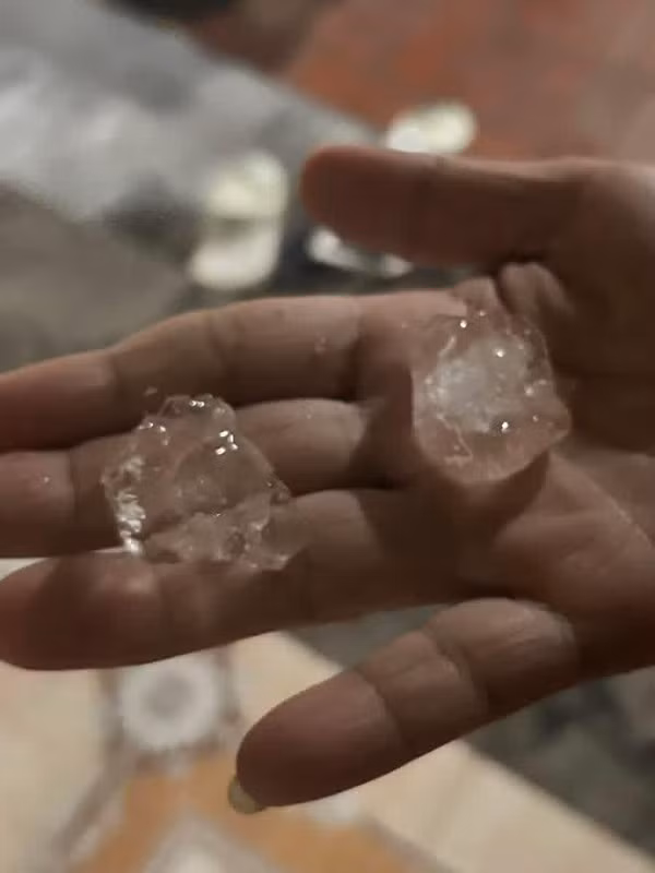 Một số nơi ở Hà Nội có mưa đá tối 2/5. Ảnh: BEAT Gia Lâm.