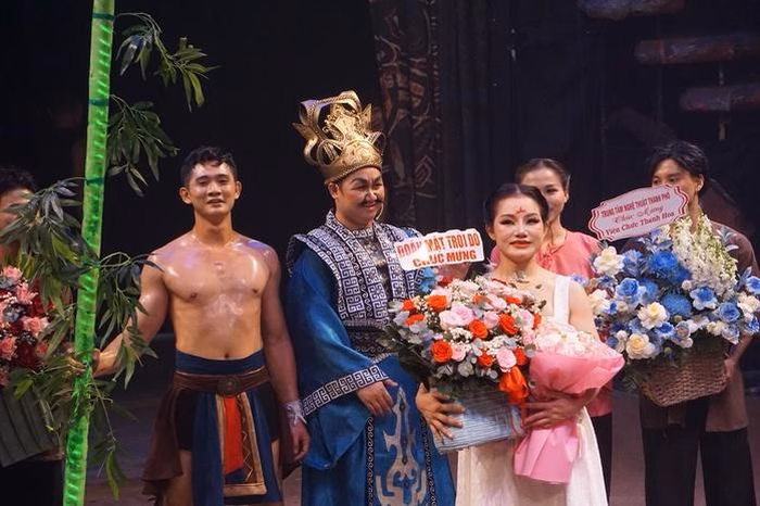 Nghệ sĩ xiếc Thanh Hoa rạng ngời với nụ cười thành công sau 4 năm học tập chuyên ngành đạo diễn