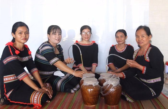 Bà Đào Thị Tuyên cùng các chị em phụ nữ tại xã Phan Sơn quây quần bên ché rượu cần nồng đượm.
