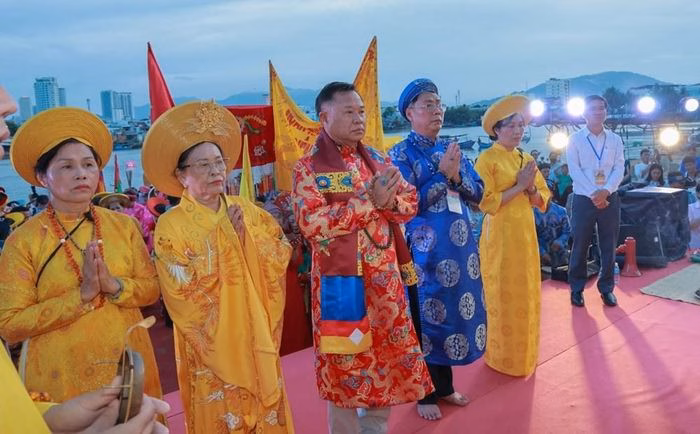 Nghi thức cầu siêu cho các anh hùng liệt sĩ và những người tử nạn trên biển.