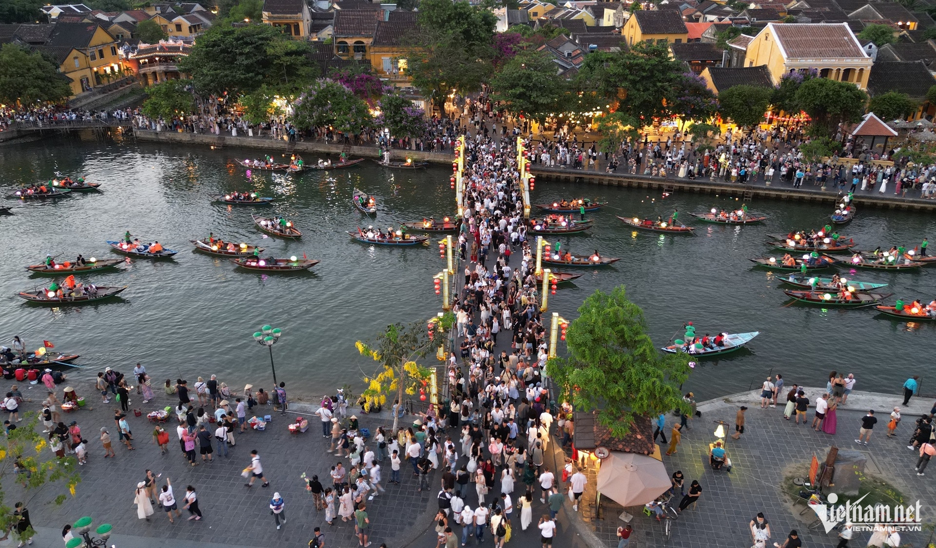 Phố cổ Hội An (Đà Nẵng) hút hàng nghìn du khách đổ về tham quan trong kỳ nghỉ lễ 30/4 - 1/5. Ảnh: Hà Nam