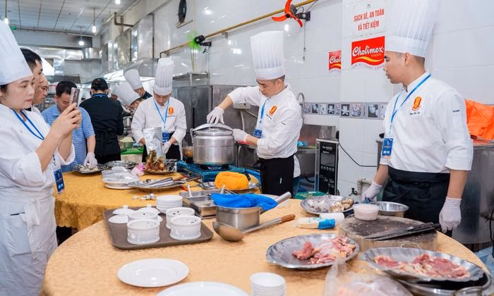 Các đầu bếp tỉ mỉ trong từng công đoạn chế biến để nâng tầm giá trị của gà Hồ.