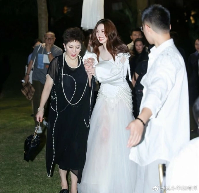 Bà Trần Lam và con dâu cả, Quách Bích Đình. Ảnh: Weibo