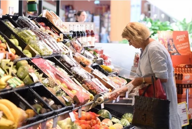 Áp lực chi phí sinh hoạt gia tăng tại châu Âu trước những biến động địa chính trị phức tạp. (Ảnh: THX/TTXVN)