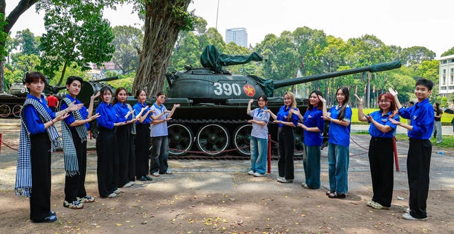 Sắc áo xanh tình nguyện thể hiện tinh thần "uống nước nhớ nguồn" của thế hệ trẻ hôm nay.