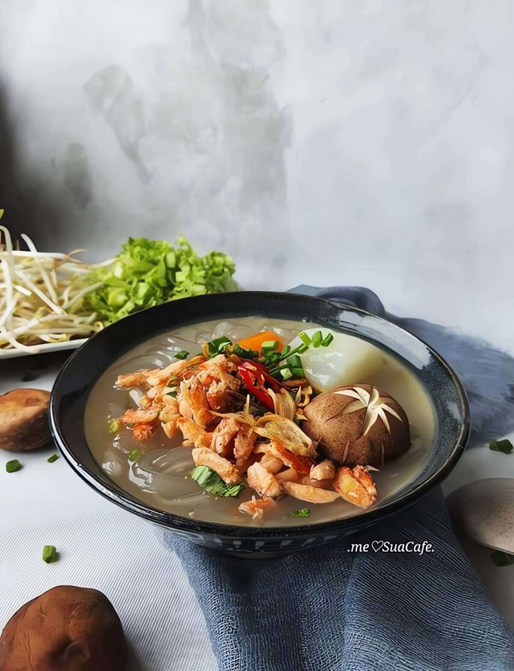 Món bánh canh ghẹ bột lọc hoàn thiện với màu sắc bắt mắt và hương vị đậm đà