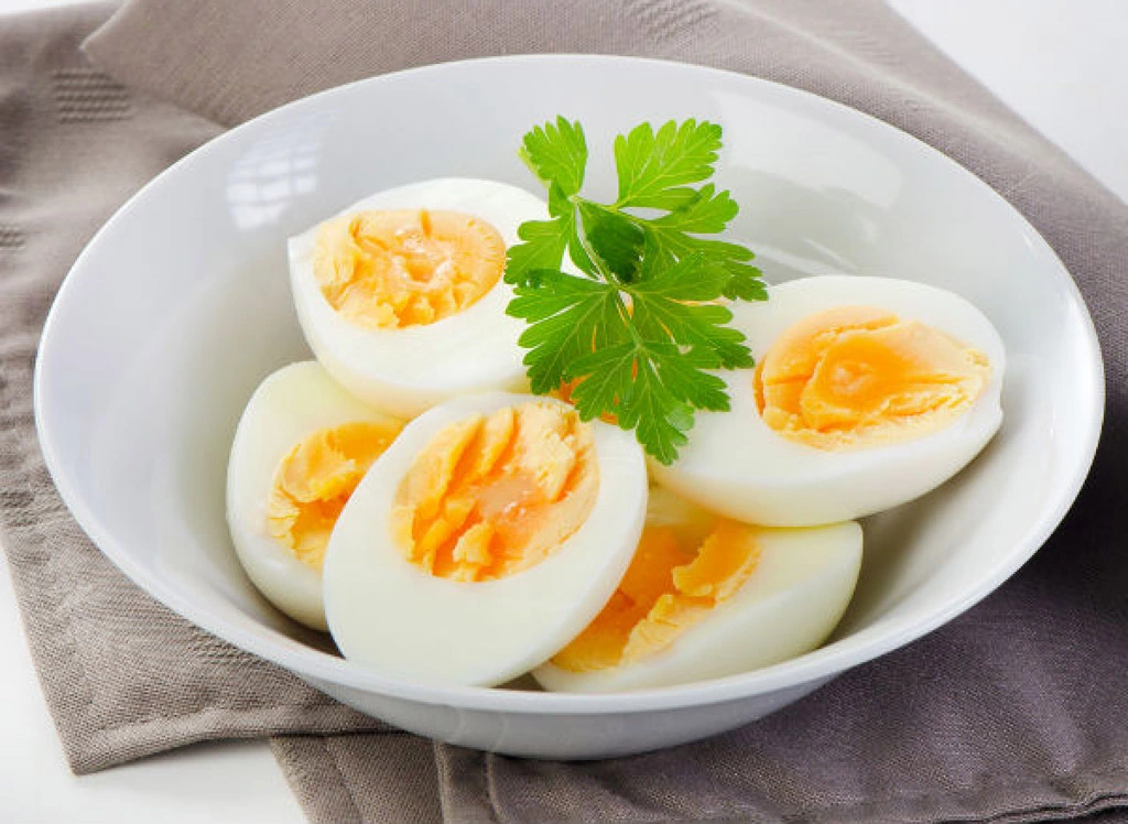 Thành phẩm trứng luộc hoàn hảo với lòng đỏ bùi béo