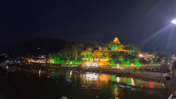 Kiến trúc cổ kính của Tháp Bà Pô Nagar hiện lên huyền ảo dưới ánh đèn.