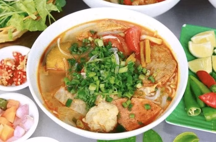 Sự tinh tế của bún chả cá nằm ở nước dùng trong vắt và những miếng chả cá dai thơm.