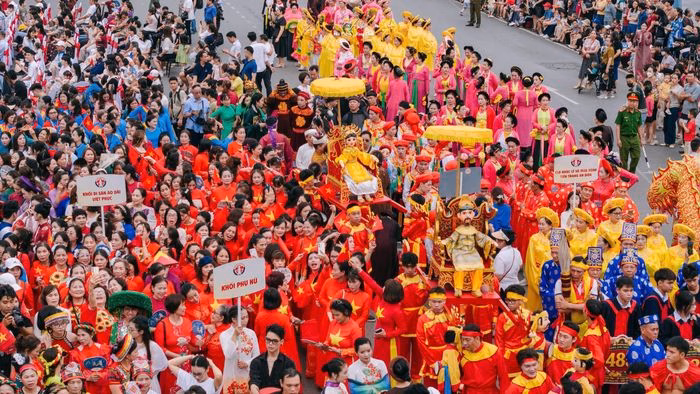 Các đoàn diễu hành rực rỡ sắc màu hưởng ứng kỷ niệm 71 năm giải phóng Hải Phòng và khai mạc Liên hoan Múa rối.