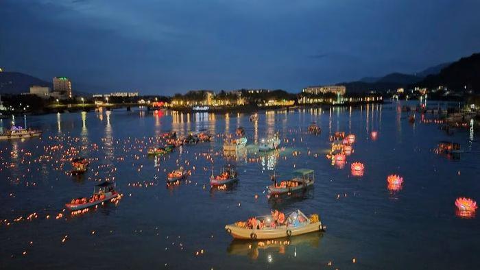 Sông Cái trở thành dải lụa ánh sáng rực rỡ trong đêm lễ hội.