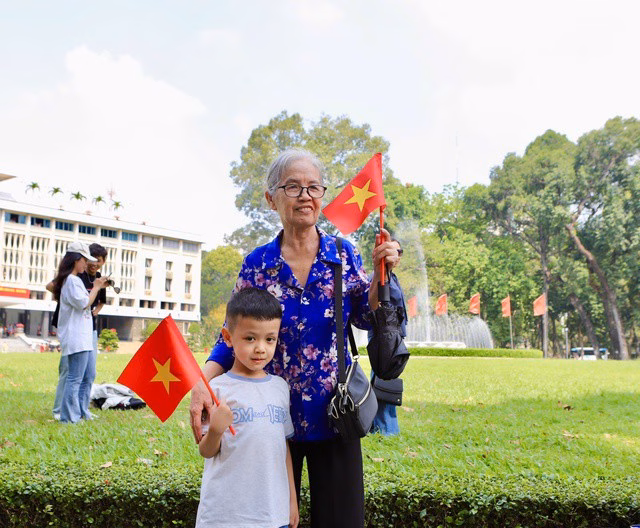 Những bước chân nhỏ tuổi khám phá di tích, giúp lịch sử trở nên gần gũi và sống động hơn.