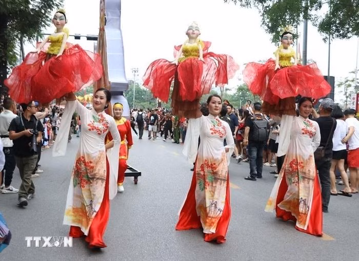 Nghệ thuật múa rối mang đến tiếng cười và sự hoài niệm cho khách tham quan. (Ảnh: Mạnh Minh/TTXVN)